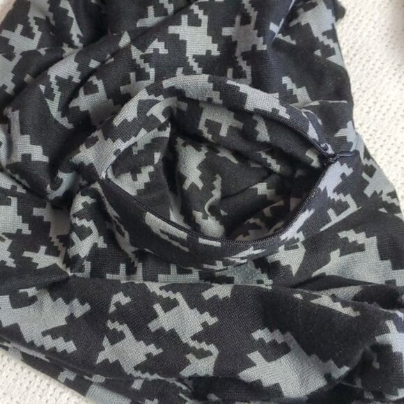 2 Chic Black & Silver Double Round Secret Zippered Pocket Scarve - Picture 7 of 9